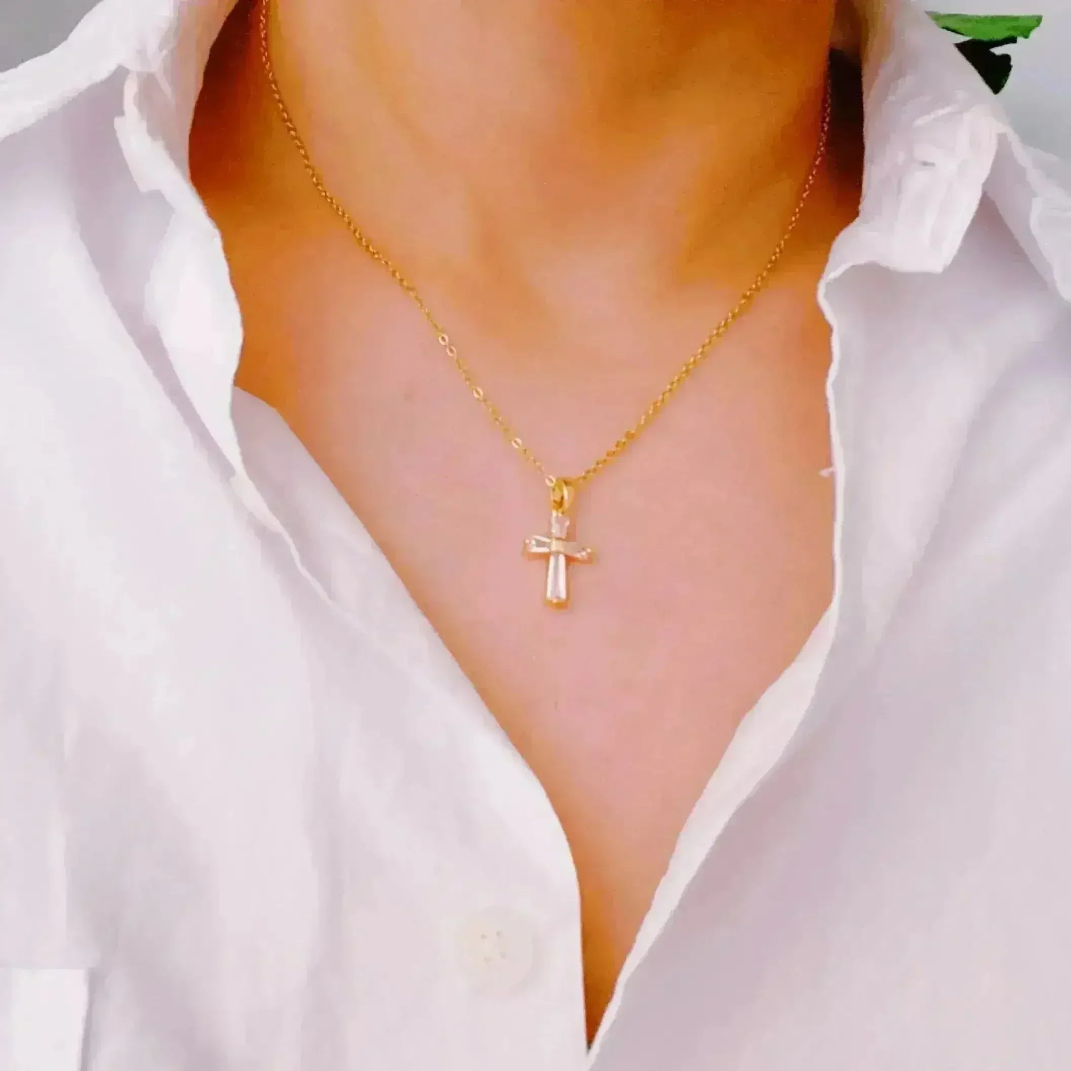 Crystal Cross Necklace – Elegant 18k Gold Plated Pendant | Timeless Style